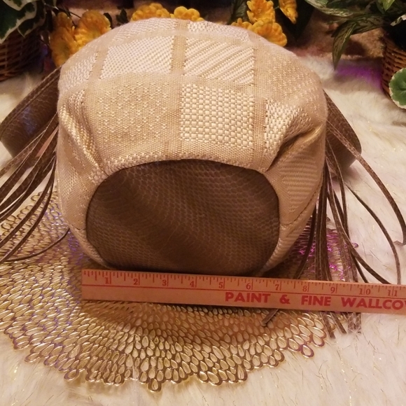 Danielle Nicole, New York Bucket Handbag - Picture 5 of 8